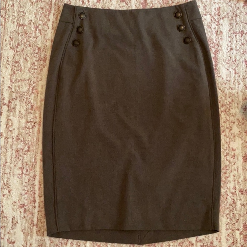 The limited skirt with buttons